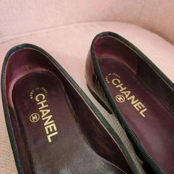 CHANEL Authentic CC Burgundy + Black Patent Leather Bow Ballet Flats Size 5 | 35 - Picture 9 of 11